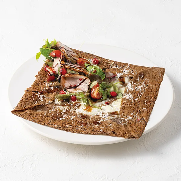 シーズナルそば粉のカカオガレット 鴨のローストと赤すぐり