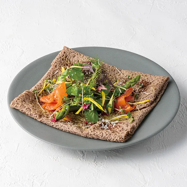 春のアスパラガスとスモークサーモンのバジルペースト ガレット