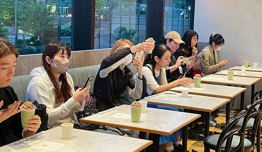 【画像④：座席のゲスト様】