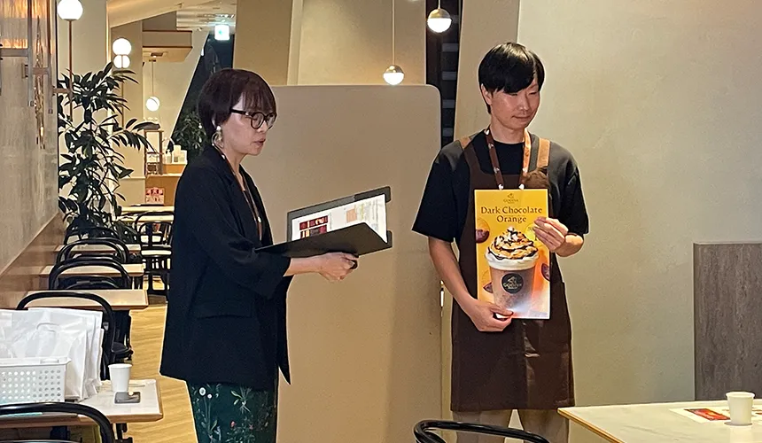 【画像②　エプロン川上さん】